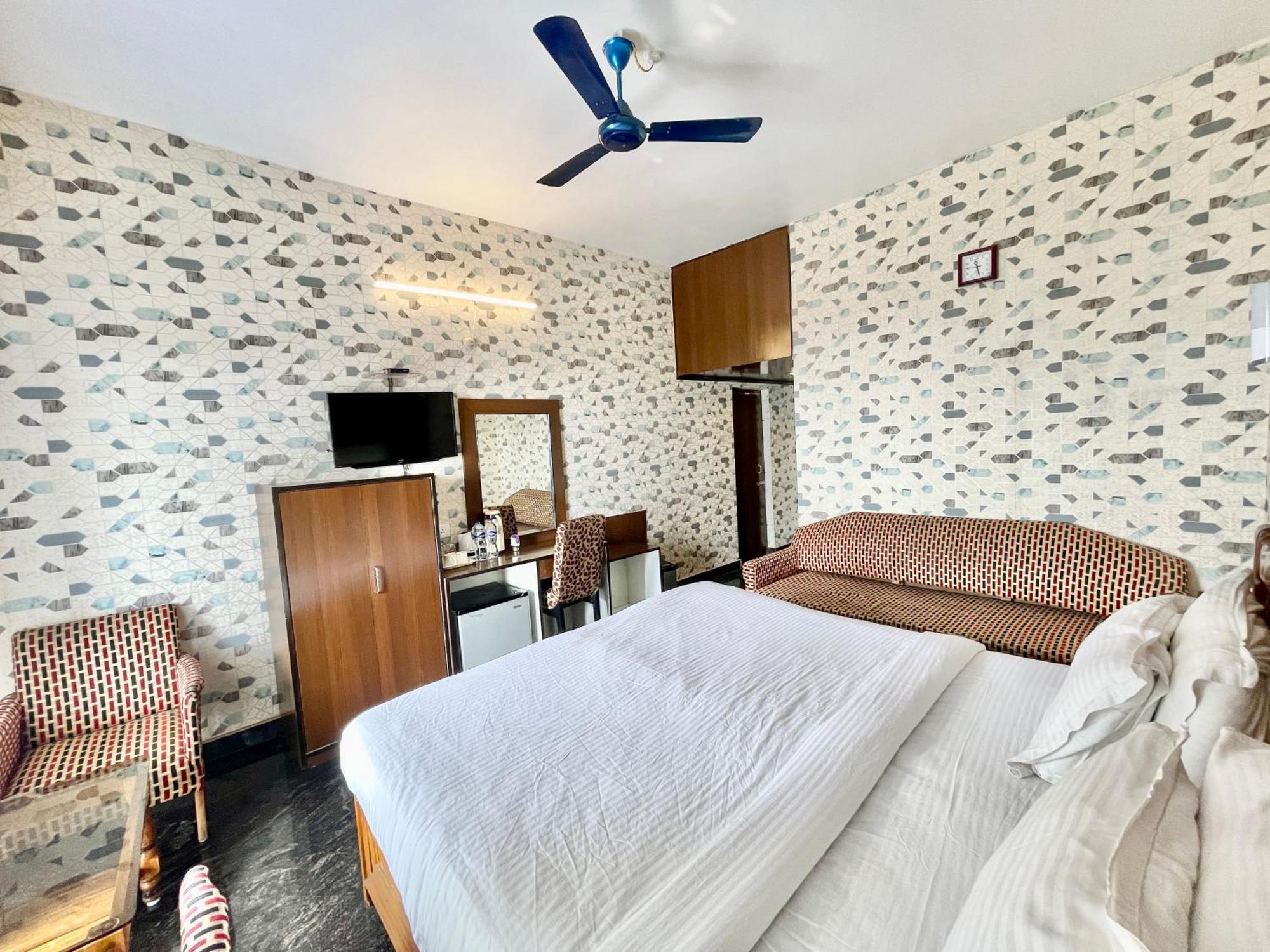 Hotel V-I Near Sea , Puri Private-Park -Gym-Spa Fully-Airconditioned-Hotel Lift-And-Parking-Facilities Breakfast-Included Экстерьер фото