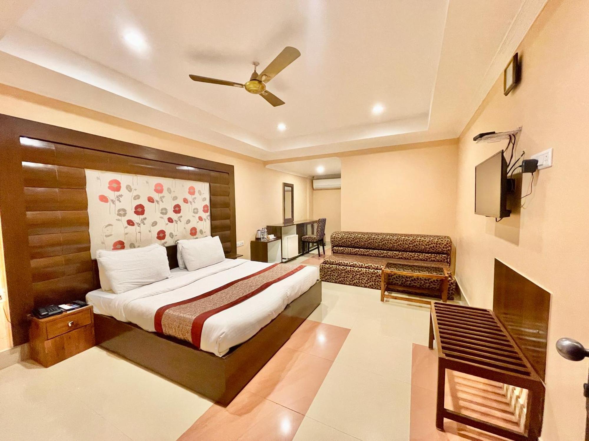 Hotel V-I Near Sea , Puri Private-Park -Gym-Spa Fully-Airconditioned-Hotel Lift-And-Parking-Facilities Breakfast-Included Экстерьер фото
