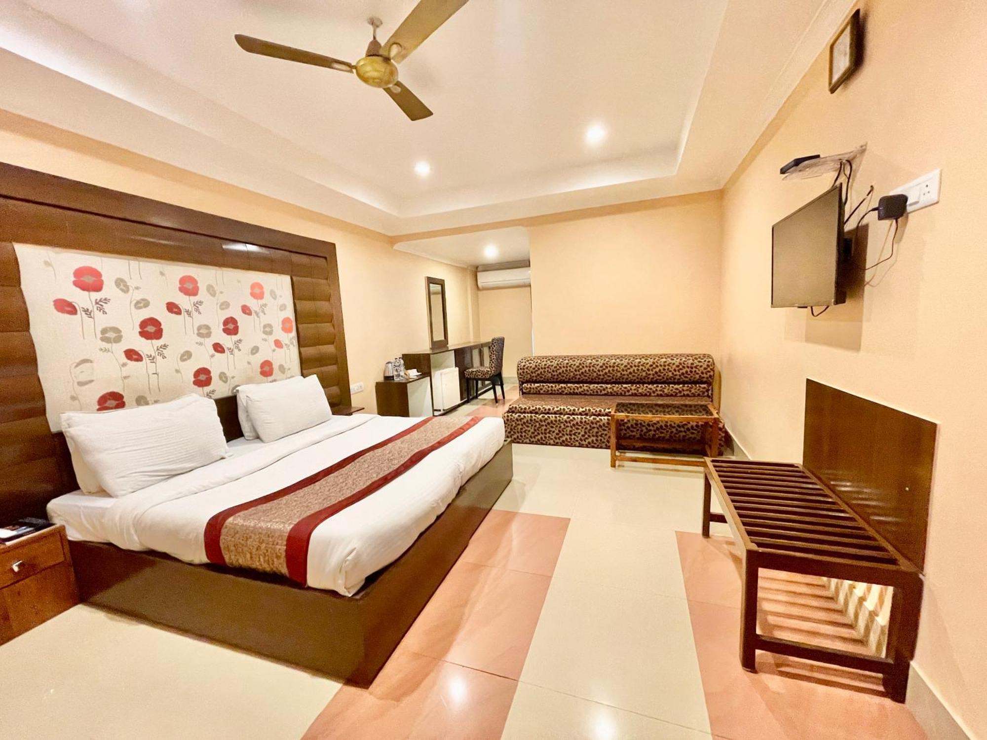 Hotel V-I Near Sea , Puri Private-Park -Gym-Spa Fully-Airconditioned-Hotel Lift-And-Parking-Facilities Breakfast-Included Экстерьер фото